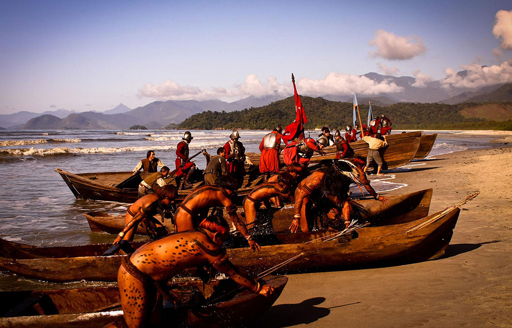 Para a direita,o velho mundo.Para a esquerda,terra à vista.Abaixo da linha do Equador.
