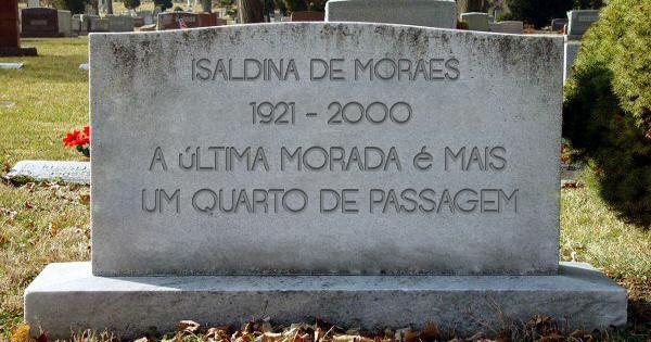 Li sobre a lápide nº12 inscrita no mármore branco a frase: “ a última morada é mais um quarto de passagem”...