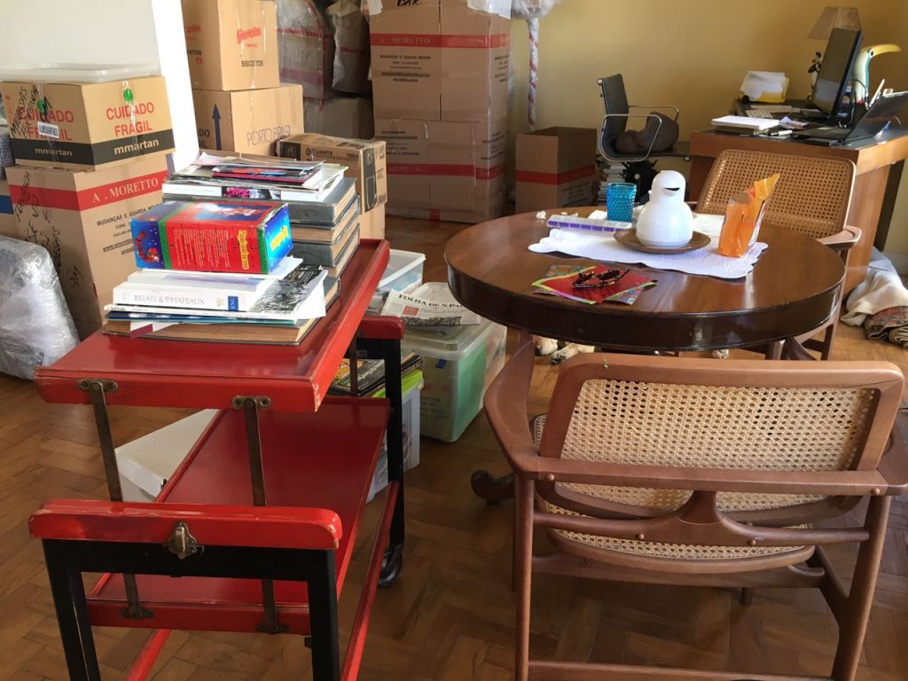 Como entendo a filosofia vigente de não mais querer carregar coisas consigo ou melhor, juntá-las, sem um objetivo. É o que fiz ao diminuir minha biblioteca pela metade ao mudar de moradia, maior para menor...
