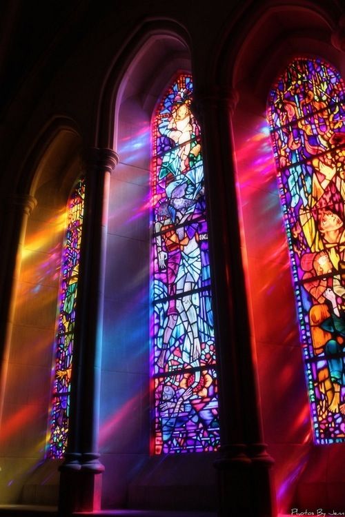 Estive presente em uma missa de sétimo dia. O Te Deum e a Ave Maria nos fazem voltar os olhos ao céu e a alma ao nosso interior. Essa é uma tática inteligente das religiões, todas, aleatoriamente, porque nos enleva ao mistério da vida e da morte.